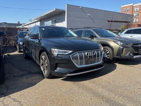 Used 2023 Audi e-tron Premium Plus w/ Premium Plus Package AWD/4WD image 11