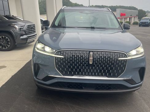 Used 2025 Lincoln Aviator Reserve w/ Equipment Group 201A AWD/4WD image 3