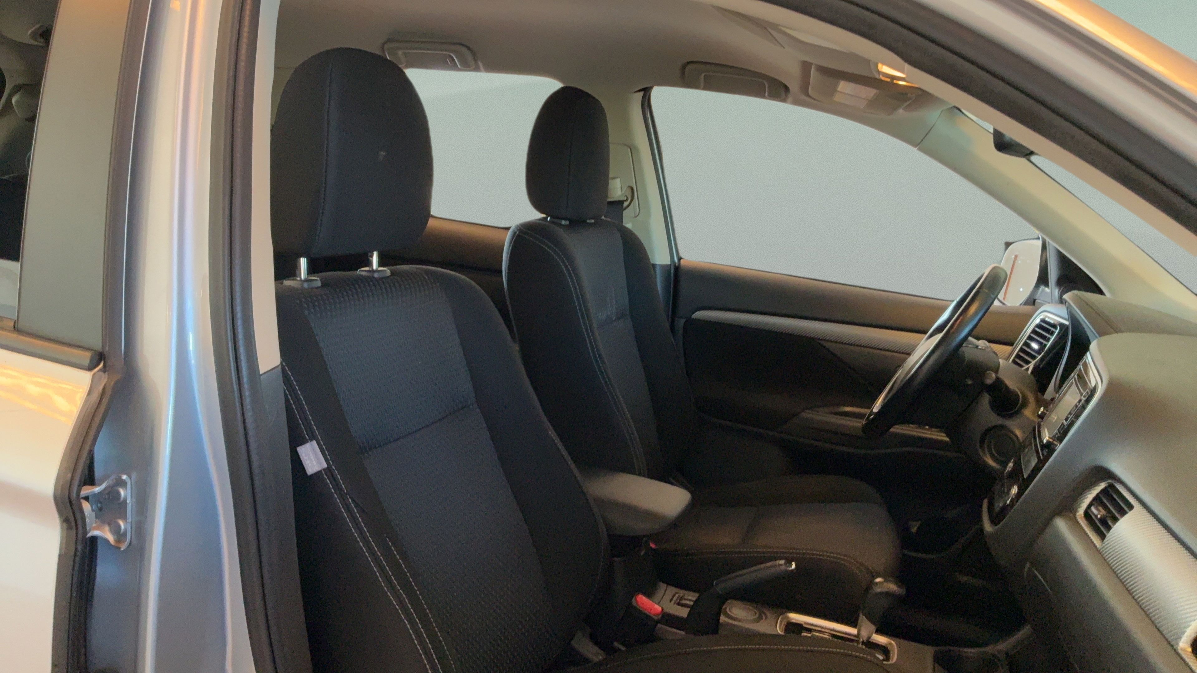 Used 2016 Mitsubishi Outlander SE FWD image 33