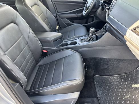 Used 2024 Volkswagen Jetta SE w/ Panoramic Sunroof Package image 10