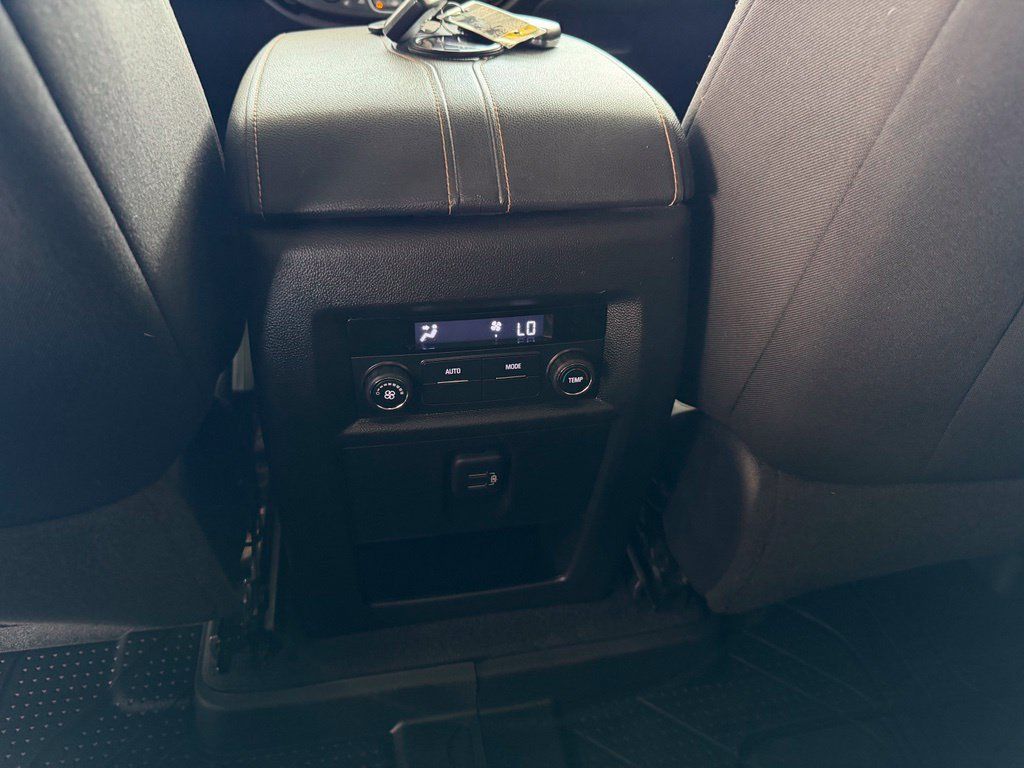 Used 2021 Chevrolet Traverse LT FWD image 23
