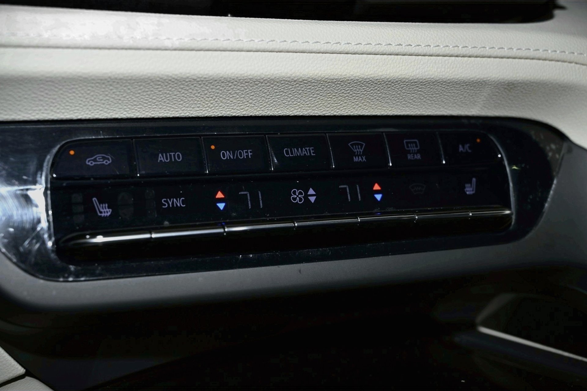 Used 2023 Buick Envision Essence AWD/4WD image 35