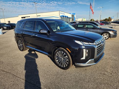 Used 2024 Hyundai Palisade Calligraphy image 2