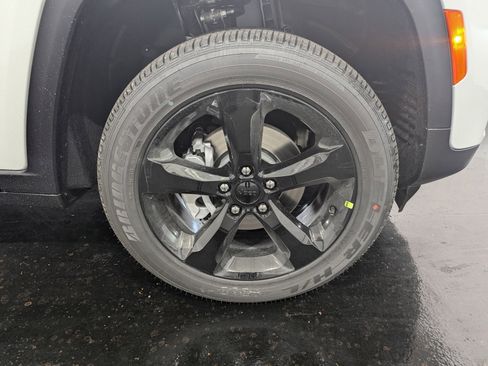 New 2024 Jeep Grand Cherokee Altitude image 14