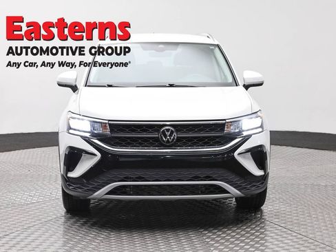 Used 2024 Volkswagen Taos SE FWD image 2