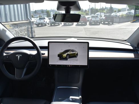 Used 2023 Tesla Model Y Long Range AWD/4WD image 25