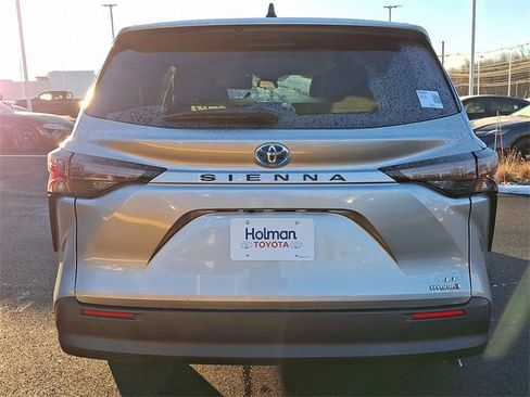 Certified 2024 Toyota Sienna LE image 6