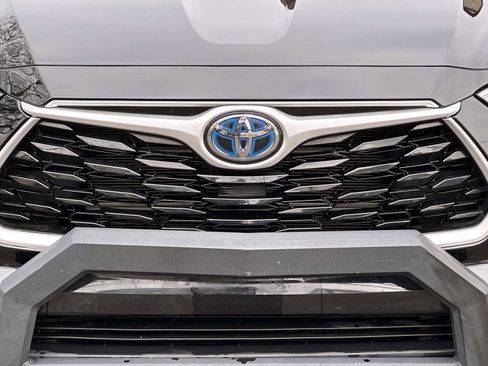 Certified 2021 Toyota Highlander XLE image 9