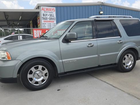 Used 2005 Lincoln Navigator Sport Utility 4D image 1