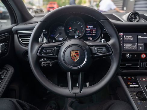 Used 2026 Porsche Macan AWD/4WD image 6