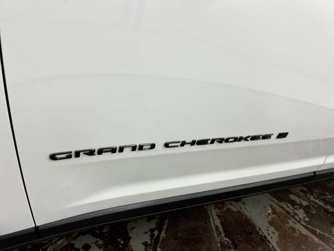 Used 2025 Jeep Grand Cherokee Altitude AWD/4WD image 25