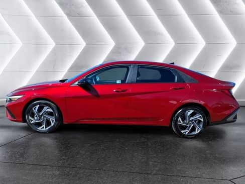 Used 2025 Hyundai Elantra Sport image 2
