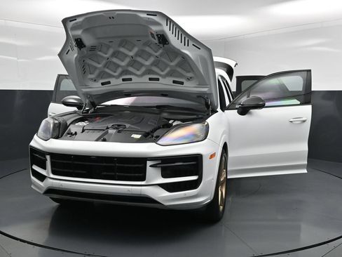 Used 2024 Porsche Cayenne S AWD/4WD image 32