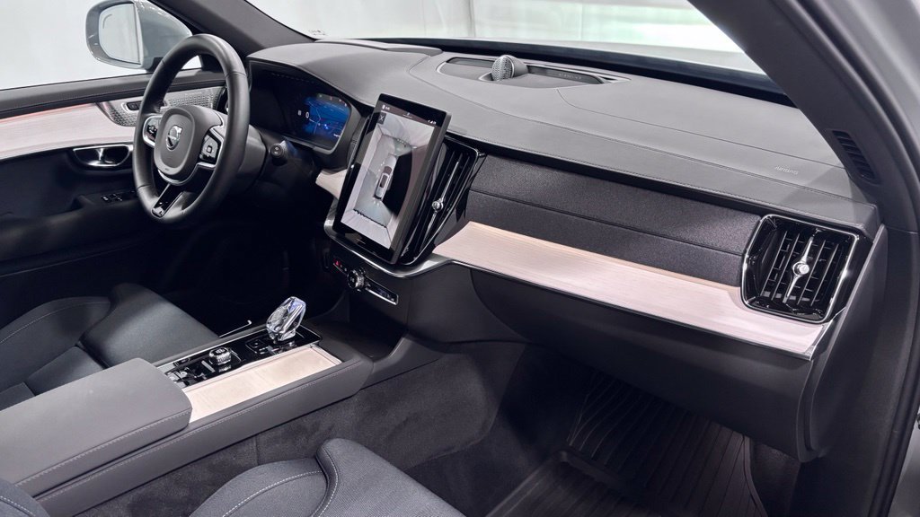Certified 2025 Volvo XC90 B6 Ultra AWD/4WD image 17