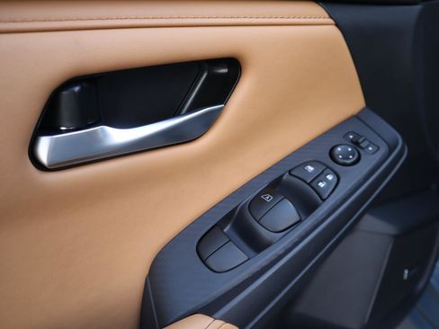 Used 2025 Nissan Sentra SV w/ SV Premium Package image 15