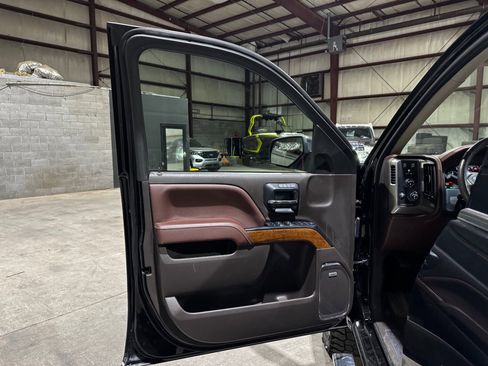 Used 2018 Chevrolet Silverado 1500 High Country image 11