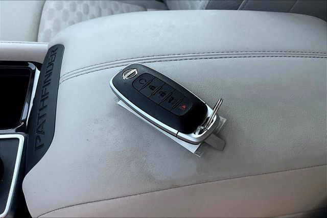 Used 2025 Nissan Pathfinder SV AWD/4WD image 33