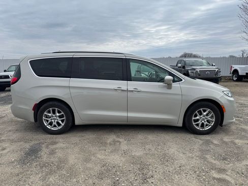 Used 2021 Chrysler Pacifica Touring-L w/ Premium & Safety Sphere Group image 6