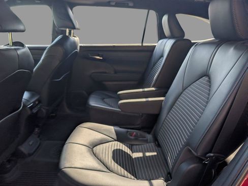 Used 2022 Toyota Highlander XSE FWD image 38