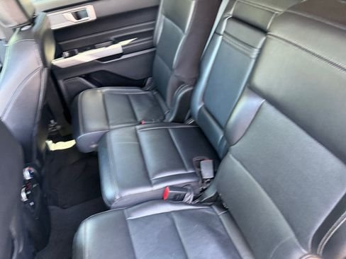 Used 2023 Ford Explorer Limited AWD/4WD image 17