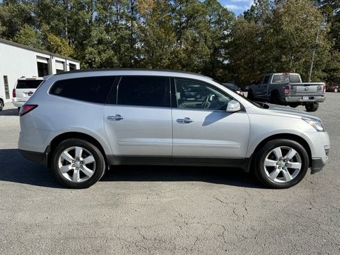 Used 2017 Chevrolet Traverse LT w/ Style and Technology Package image 6