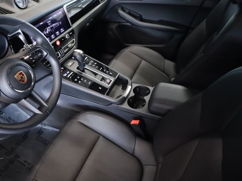 Certified 2026 Porsche Macan AWD/4WD image 17