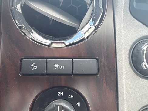 Used 2015 Ford F250 Lariat w/ Lariat Ultimate Package AWD/4WD image 23