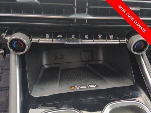 Used 2024 Chevrolet Traverse RS image 18