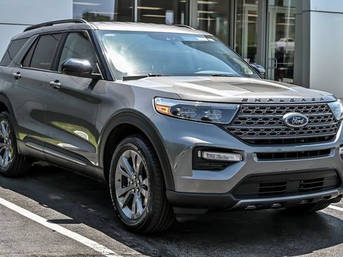 Used 2023 Ford Explorer XLT w/ Equipment Group 202A AWD/4WD image 9