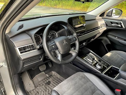 Used 2024 Mitsubishi Outlander SE image 8