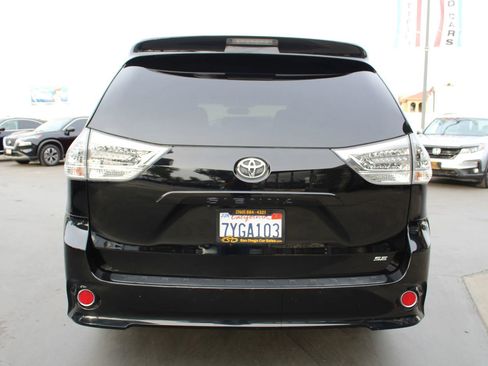 Used 2017 Toyota Sienna SE Premium image 4