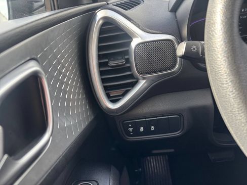 Used 2025 Kia Soul LX w/ LX Technology Package FWD image 32