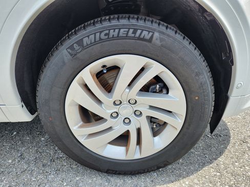 Certified 2025 Land Rover Discovery Sport S image 5