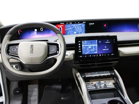 Used 2025 Lincoln Nautilus Reserve AWD/4WD image 2