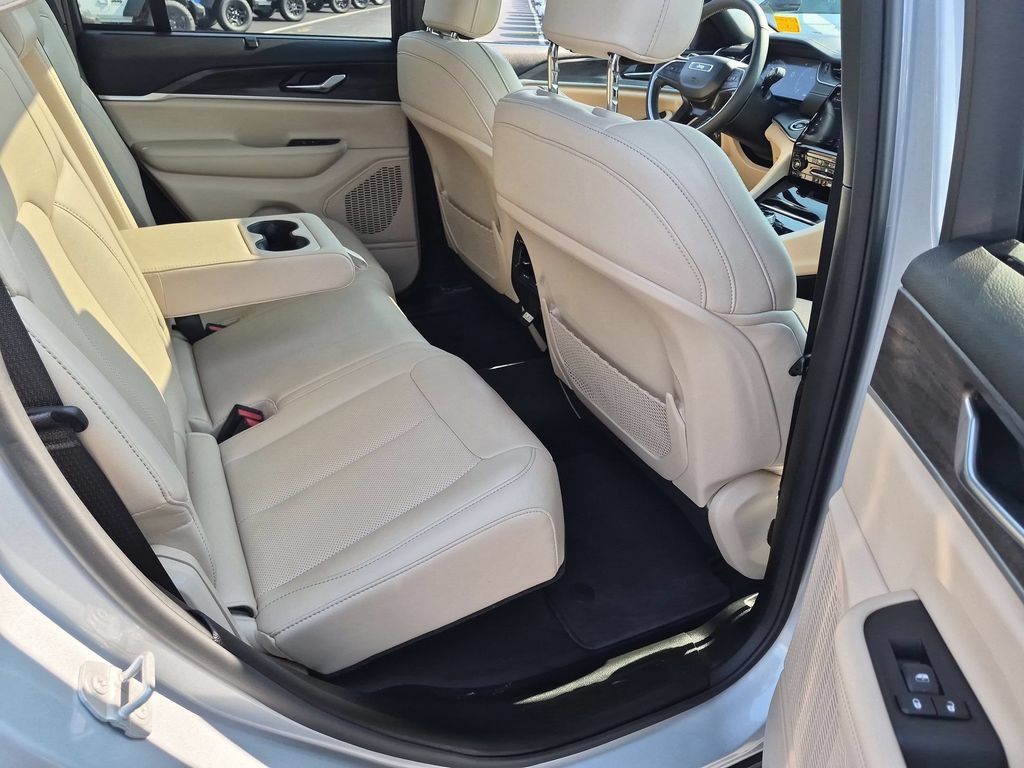 Used 2025 Jeep Grand Cherokee Limited w/ Luxury Tech Group II AWD/4WD image 28