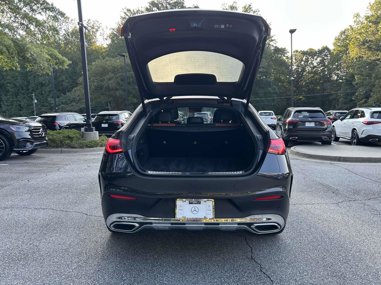 Used 2024 Mercedes-Benz GLC 300 4MATIC image 9