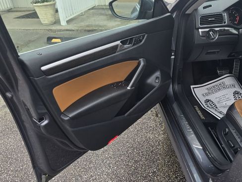 Used 2018 Volkswagen Passat 2.0T SEL Premium image 17