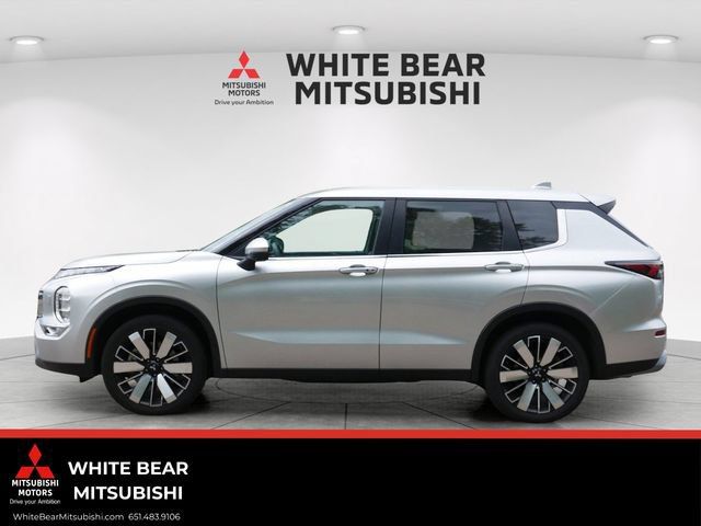 Used 2025 Mitsubishi Outlander SE AWD/4WD image 3