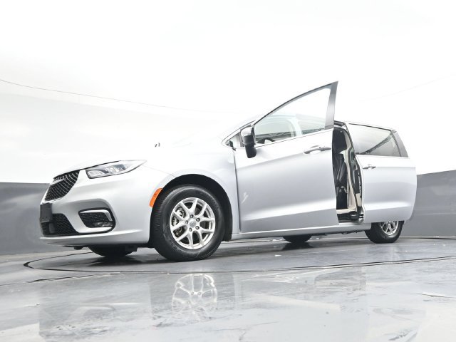 Used 2023 Chrysler Pacifica Touring-L FWD image 43