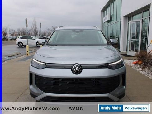 Used 2025 Volkswagen Tiguan SE image 2