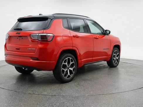 Used 2025 Jeep Compass Limited image 9