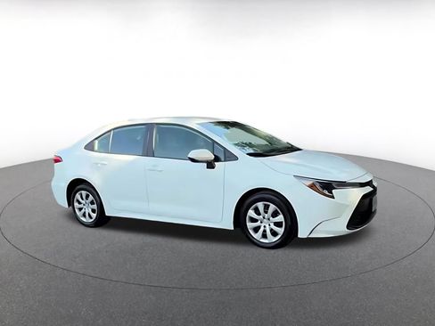 Used 2025 Toyota Corolla LE FWD image 2