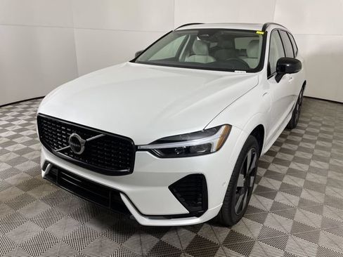 Certified 2025 Volvo XC60 T8 Plus w/ Protection Package Premier AWD/4WD image 5