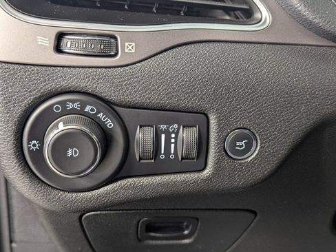 Used 2021 Jeep Cherokee Latitude Lux w/ Comfort/Convenience Group FWD image 12