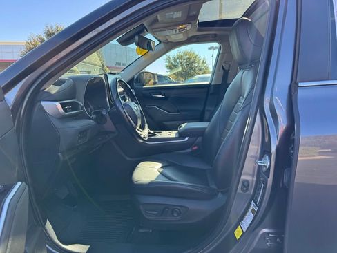 Used 2023 Toyota Highlander XLE image 26