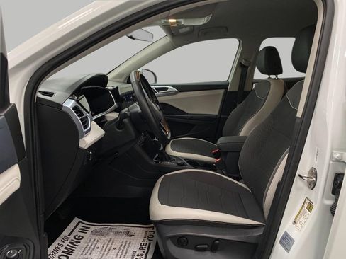 Used 2025 Volkswagen Taos SE image 27