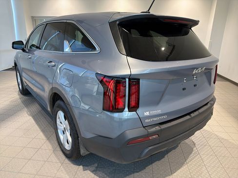 Used 2023 Kia Sorento LX image 3