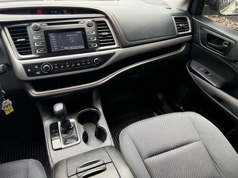 Used 2019 Toyota Highlander LE FWD image 24