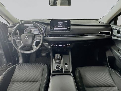 Used 2024 Mitsubishi Outlander ES image 3