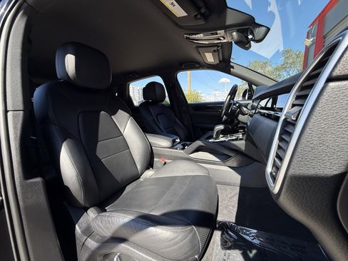 Used 2019 Porsche Cayenne image 12
